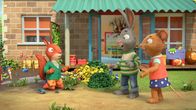 Pip und Posy – Pip, Posy und Jamila spielen Schatzsuche. Aber Jamila vergisst immer wieder, dass sie das blaue Spielzeugauto als Schatz verstecken soll.