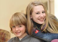 Auch Lügen will gelernt sein – Sandra (Lotte Flack, r.) und Niklas (Maximilian Werner, l.) haben sehr unterschiedliche Vorstellungen davon, wer der gut aussehende Unbekannte in ihrem Elternhaus sein könnte. Das pubertierende Mädchen hofft, dass der Fremde ein reicher Prinz aus dem Morgenland sein könnte, während der Niklas zunächst befürchtet, dass seine Eltern einen Terroristen beherbergen ...