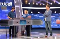Quizduell-Olymp – Moderator Jörg Pilawa (r.) mit den Kandidaten des Teams „Comedy“: Dem Komiker Maddin Schneider (l.) und der Komikerin Mirja Boes (M.).