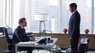 Suits – Harvey (Gabriel Macht, l.) arbeitet mit Mike an einer äußerst komplizierten Sammelklage. Wird der Velocity-Firmenchef James Palmer (Scott Lawrence) ungeschoren davon kommen?