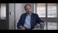 Putins Russland – Gleich bei zwei Besuchen in Moskau wird Oppositionsaktivist Wladimir Kara-Mursa mit schweren Vergiftungen ins Krankenhaus eingeliefert. Er überlebt beide Anschläge.