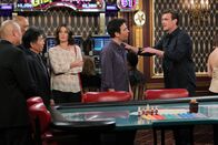 How I Met Your Mother – Planen einen legendären Junggesellenabschied für Barney: Robin (Cobie Smulders, 3.v.r.), Ted (Josh Radnor, 2.v.r.) und Marshall (Jason Segel, r.) ...