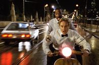 I Spy – Alex (Owen Wilson, r.) und Kelly (Eddie Murphy, l.) werden von erbarmungslosen Killern gejagt und ergreifen mit einem Motorrad die Flucht.