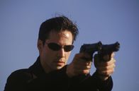 Matrix – Kaum kennt er die Wahrheit über die Matrix, muss Neo (Keanu Reeves) sich mit allen Mitteln gegen seine Jäger verteidigen.
