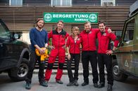 Die Bergretter – Das Team der Bergrettung Ramsau 2015. Von links: Markus Kofler (Sebastian Ströbel), Michael Dörfler (Robert Lohr), Katharina Strasser (Luise Bähr), Toni Stössl (Martin Klempnow), Tobias Herbrechter (Markus Brandl).