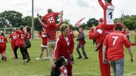 Löwenzahn – Das gibt's doch nicht - Spiel gedreht, Derby-Sieg! Fritz Fuchs (Guido Hammesfahr, M.) freut sich mit der Bärstädter Fußballjugend.