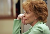 Two and a Half Men – Oma Evelyn (Holland Taylor) ist eifersüchtig auf die Großeltern ihres Enkels mütterlicherseits, mit denen Jake eine Ferienwoche verbringen durfte ...