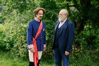 Der Alte – Richard Voss (Jan-Gregor Kremp, r.) will herausfinden, ob die Rivalität zwischen Robert Obermüller (Felix Hellmann, l.) und dem getöteten Ralf Kirzinger auf ein Mordmotiv schließen lässt.