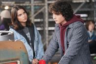 Superman & Lois – Sarah Cushing (Inde Navarrette, l.); Jordan Kent (Alex Garfin, r.)