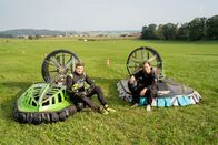 Checker Tobi – Mit Rennfahrer Marion findet Tobi raus, wie ein Luftkissen-Rennfahrzeug - auch Hoovercraft genannt - funktioniert und warum es beim Fahren fliegt.