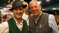 Hoagascht – Patrick Eisl (l.) und HBI Christian Fischer, Kommandant der Altausseer Feuerwehr, am Altausseer Kiritåg während ServusTV’s „Hoagascht – Sonderlöscheinsatz am Kiritog, in Altaussee, Österreich am 2. September 2024.