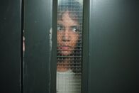 Gothika – Das letzte, woran sich die Psychologin Miranda Grey (Halle Berry) erinnern kann, ist ein Autounfall, bei dem beinahe ein kleines Mädchen überfahren wäre. Dass sie aber ihren Ehemann getötet haben soll, weiß sie nicht. Oder spielt sie nur die Unwissende?; Das letzte, woran sich die Psychologin Miranda Grey (Halle Berry) erinnern kann, ist ein Autounfall, bei dem beinahe ein kleines Mädchen überfahren wäre. Dass sie aber ihren Ehemann getötet haben soll, weiß sie nicht. Oder spielt sie nur die Unwissende?