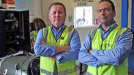 Mega Shippers - Die Cargo-Profis – Kein Routinejob: Martin Suddards (l.) und Mejdi Othmani arbeiten schon lange im Hafen von Southampton, aber einen Design-Flitzer wie den Morgan 3-wheeler haben sie noch nie verschifft.