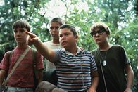 Stand by Me - Das Geheimnis eines Sommers – Die vier Freunde Gordie (Wil Wheaton, l.), Chris (River Phoenix, 2.v.l.), Teddy (Corey Feldman, r.) und Vern (Jerry O´Connell, 3.v.l.) treffen sich, um gemeinsam nach der Leiche eines vermissten Jungen zu suchen. Doch ihr mehrtägiger Ausflug durch die Landschaft Oregons hält einige Überraschungen für sie bereit.
