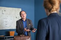 Labaule und Erben – Nach einer Idee von Harald Schmidt Kate Storck (Marlene Morreis, re.) will Führungsentscheidungen mit Wolfram (Uwe Ochsenknecht) diskutieren. Dummerweise muss der Verleger ganz plötzlich zu einem anderen Termin …