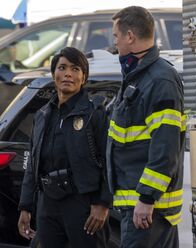 9-1-1 Notruf L.A. – L-R: Athena Grant (Angela Bassett) und Bobby Nash (Peter Krause)