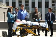 Castle – In einem Wassertank wird die Leiche einer jungen Frau gefunden. Lanie Parish (Tamala Jones, l.), Castle (Nathan Fillion. 3.v.l.), Esposito (Jon Huertas, 2.v.r.) und Ryan (Seamus Dever, r.) übernehmen den Fall ...