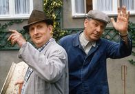 Tach Herr Dokter - Der Heinz-Becker-Film – Heinz Becker (Gerd Dudenhöffer, re.) und sein bester Kumpel, der Maier Kurt (Henning Hoffsten, li.) lassen grüßen.
