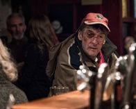 Jack Taylor – Der Tippelbruder Pádraic (Lalor Roddy) hat für seine Hilfsbereitschaft schwer bezahlen müssen.