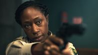Jericho-Ridge - Unter Beschuss – Für Deputy Tabby Temple (Nikki Amuka-Bird) wird die Nachtschicht zu einem Alptraum, als ein bewaffneter Angreifer in die Polizeiwache eindringt.