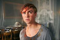 Alfons Zitterbacke - Endlich Klassenfahrt! – Nach einer Nudelschlacht ist Alfons ordentlich mit Tomatensauce bekleckert.
