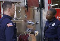 9-1-1 Notruf L.A. – L-R: Bobby Nash (Peter Krause) und Henrietta 'Hen' Wilson (Aisha Hinds)