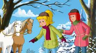 Bibi und Tina – Bibi (l.) und Tina (r.) entdecken seltene Abdrücke im Schnee.
