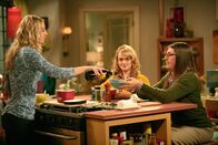 The Big Bang Theory – Penny (Kaley Cuoco, l.) beklagt sich bei Amy (Mayim Bialik, r.) und Bernadette (Melissa Rauch, M.) darüber, dass Priya Leonard dazu bringt, Dinge mit ihr zu unternehmen, gegen die er sich bei ihr noch wegen seiner Phobien gesträubt hat ...