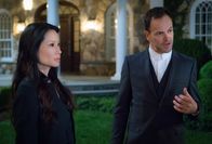 Elementary – Gibt es jetzt Dank der schriftstellerischen Leistung von Joans (Lucy Liu, l.) Vater auch in Buchformat: Holmes (Jonny Lee Miller, r.) und Watson ...