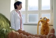 planet schule: Mumbro & Zinell – Die nette Ärztin (Anna Grisebach) erklärt Zinell, dass sie sich um seinen Freund Sorgen macht.