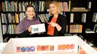 Checkerin Marina – Checkerin Marina mit Kuratorin Monika vor einem Modell der Ausstellungsräume.