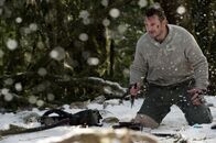 The Grey - Unter Wölfen – Durch einen Zufall stößt Ottway (Liam Neeson) auf die Wolfshöhle und sieht sich umzingelt.