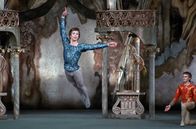 Schwerpunkt: Festtagsprogramm: Sternstunden der Musik – Ballettikone des 20. Jahrhunderts: Rudolf Nurejew (Mi.) in Schwanensee