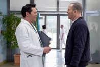 In aller Freundschaft – Dr. Philipp Brentano (Thomas Koch, links) bekommt überraschend Besuch seines alten Studienkollegen Dr. Leon Dürrbach (Patrick Wolff). Leon ist mittlerweile Chefarzt an einer Klinik in Oslo. Die alte Vertrautheit ist schnell wieder da und die beiden verabreden sich am nächsten Tag zum Angeln.