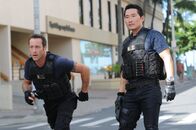 Hawaii Five-0 – Während Chin (Daniel Dae Kim, r.) und Steve (Alex O'Loughlin, l.) versuchen einen Fall aufzudecken, wird Adam von der Yakuza entführt ...