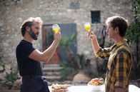 Zu Tisch ... – Die Brüder Andrea (li.) und Salvatore (re.) Manno verkosten das erste Öl der neuen Olivenernte.