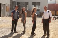 Armageddon 2012 – Regierungsbeamter John Streich (Robert Knepper,r.), Wissenschaftlerin Chloe (Julia Benson,2.v.r.), Michelle Fulton (Julia Maxwell) und Andy (Cameron Bright,l.).