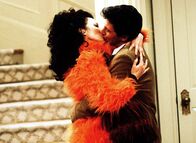 Die Nanny – Eigentlich wollte Nanny Fran (Fran Drescher) auf Anraten ihres Psychologen Abstand zu Mr. Sheffield (Charles Shaughnessy) halten. Doch sieht so gebührender Abstand aus?