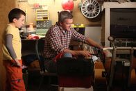 The Middle – Während Brick (Atticus Shaffer, l.) Frankie und Mike (Neil Flynn, r.) anfleht, ihm ein iPad zu kaufen, muss Sue für ein Schulprojekt beweisen, dass Lächeln ansteckend ist. Axl fragt sich unterdessen, warum alle anderen bereits eine College-Zusage bekommen haben, nur er nicht...
