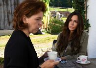 Frühling – Katja (Simone Thomalla, r.) berät Heidrun Niedermayer (Catalina Navarro Kirner, l.) bei einer schwierigen Entscheidung: Was soll Heidrun mit dem Geständnis ihrer soeben verstorbenen Mutter, als Krankenschwester vor vielen Jahrzehnten zwei Neugeborene vertauscht zu haben, nun anfangen?