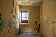 Lost Places - Geheime Welten – Während des Spanischen Bürgerkriegs werden in diesen kleinen Zellen wurden über zwanzig Menschen zusammen eingesperrt. Hunger und Krankheiten gehören zur Tagesordnung.