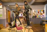 Community – Ja nicht den Boden berühren: Abed (Danny Pudi, l.) denkt sich zum Abschied seines besten Freundes Troy (Donald Glover, r.) eine ganz besondere Abschiedsfeier aus ...