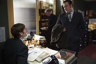 Der junge Inspektor Morse – PC Jim Strange (Sean Rigby, r.) bittet Endeavour Morse (Shaun Evans, l.) um einen Gefallen. Er soll ihn bei einem Date mit einem Mädchen begleiten.