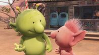 Q Pootle 5 – Stella hat jedem ihrer Freunde ein Samenkorn geschenkt. Aus ihnen sollen verblüffende Überraschungspflanzen wachsen. Pootle und Oopsy sind schon ganz gespannt.