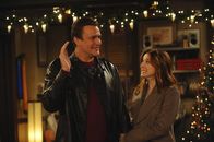 How I Met Your Mother – Die Clique erfährt, dass Lilys (Alyson Hannigan, r.) Schwangerschaftstest positiv ist. Die Tatsache, dass Lily und Marshall (Jason Segel, l.) nun ein Baby bekommen, lässt daraufhin jeden über sein Leben nachdenken ...
