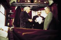 Mord im Orient-Express – Hercule Poirot (Albert Finney, Mi.), Dr. Constantine (George Coulouris, li.) und Colonel Arbuthnot (Sean Connery, re.) begeben sich an Bord des „Orient-Express“ einem Verbrechen auf die Spur.