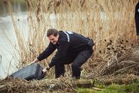 Wild Bill – Sean Cobley (Anthony Flanagan) zieht einen verdächtigen Koffer aus dem Fluss.