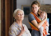 Das Fräuleinwunder – Drei Generationen, v.li.: Stephanie Glaser als Frida Borel, Lotti Happle als Mona mit dem kleinen Marvin