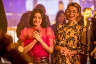 Katy Keene – Katy Keene (Lucy Hale, l.); Pepper Smith (Julia Chan, r.)