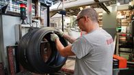 Building Big – Die visuelle Inspektion ist ein unverzichtbarer Schritt bei der Fertigstellung jedes Pirelli-Reifens.